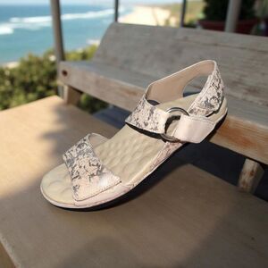 Walking Cradles Huntley Sandal Size 8